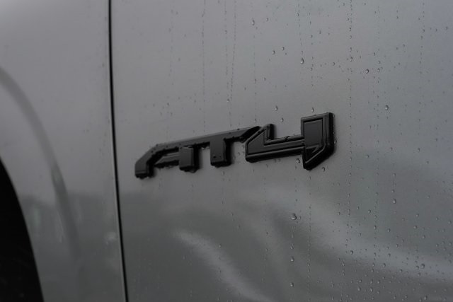 GMC Yukon Vehicle Full-screen Gallery Image 14