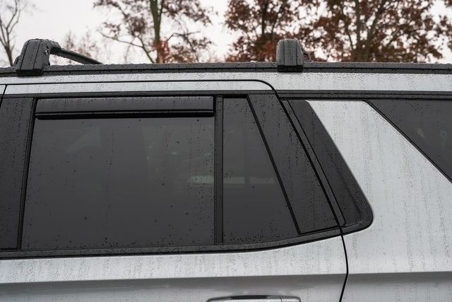 GMC Yukon Vehicle Full-screen Gallery Image 17