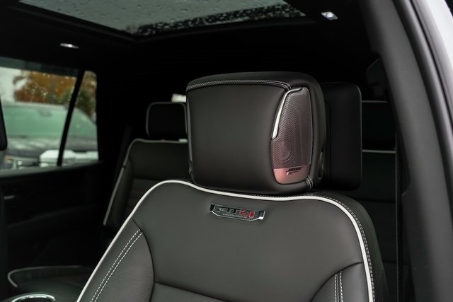 GMC Yukon Vehicle Full-screen Gallery Image 28