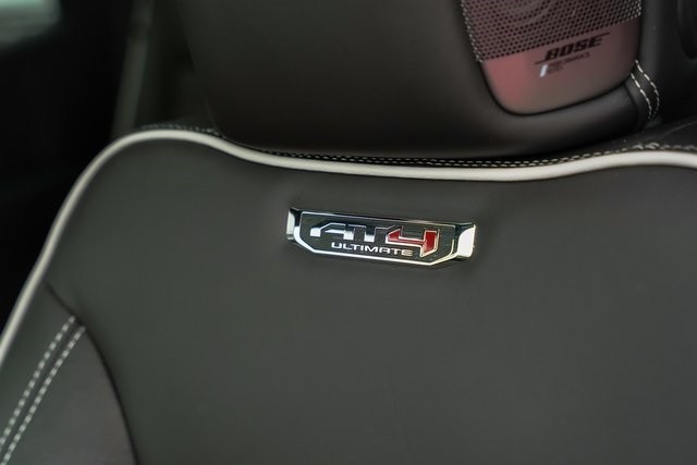 GMC Yukon Vehicle Full-screen Gallery Image 29