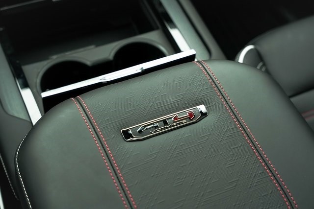 GMC Yukon Vehicle Full-screen Gallery Image 43