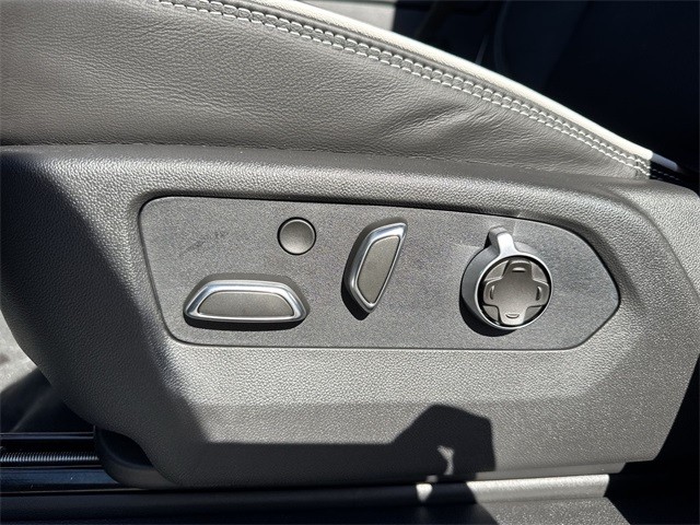 GMC Sierra 1500 Vehicle Full-screen Gallery Image 12