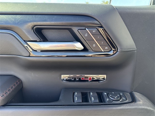 GMC Sierra 1500 Vehicle Full-screen Gallery Image 13