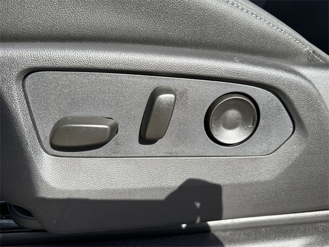 GMC Sierra 1500 Vehicle Full-screen Gallery Image 12