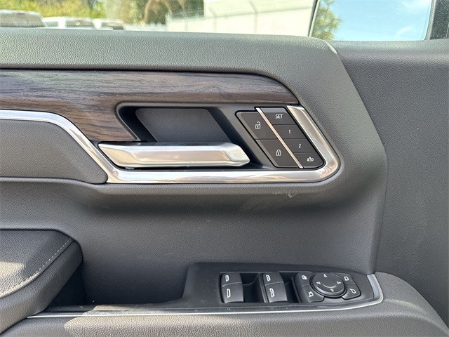 GMC Sierra 1500 Vehicle Full-screen Gallery Image 13