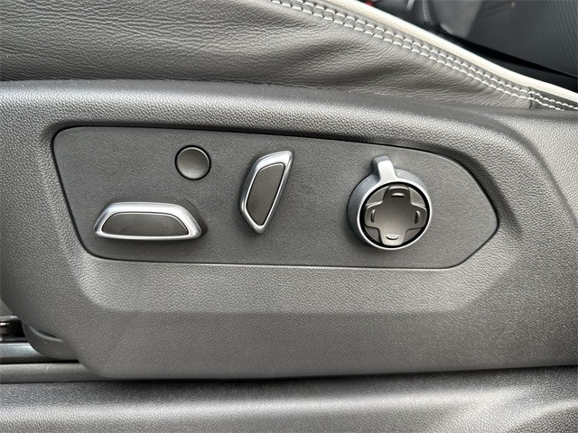 GMC Sierra 1500 Vehicle Full-screen Gallery Image 12