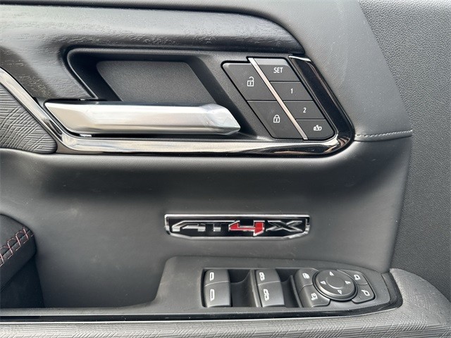 GMC Sierra 1500 Vehicle Full-screen Gallery Image 13