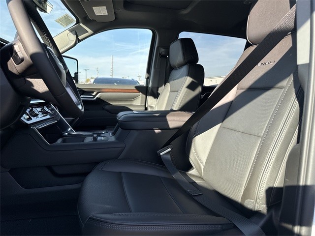 GMC Sierra 3500HD Vehicle Full-screen Gallery Image 11