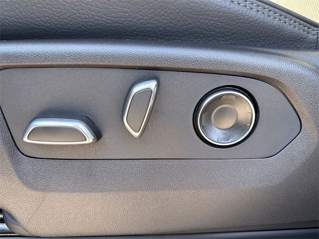 GMC Sierra 3500HD Vehicle Full-screen Gallery Image 12