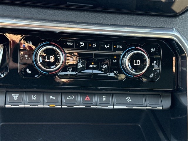 GMC Sierra 3500HD Vehicle Full-screen Gallery Image 19