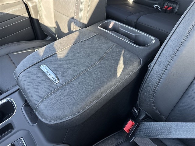 GMC Sierra 3500HD Vehicle Full-screen Gallery Image 21