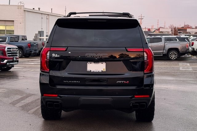 GMC Yukon Vehicle Full-screen Gallery Image 06