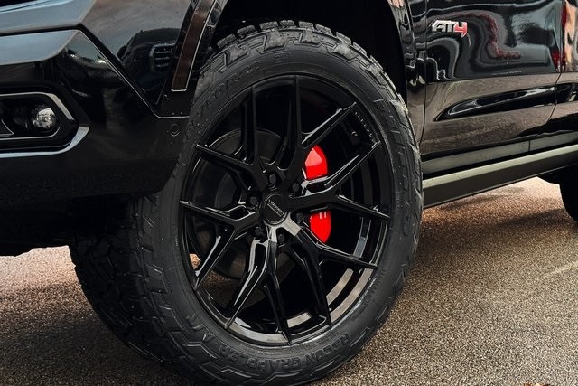 GMC Yukon Vehicle Full-screen Gallery Image 11