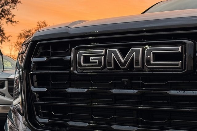 GMC Yukon Vehicle Full-screen Gallery Image 13