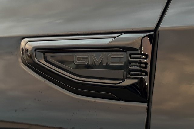GMC Yukon Vehicle Full-screen Gallery Image 16