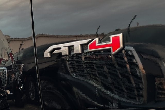 GMC Yukon Vehicle Full-screen Gallery Image 18