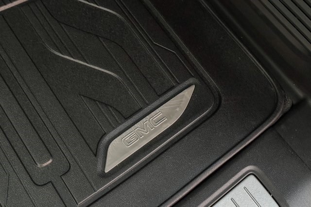 GMC Yukon Vehicle Full-screen Gallery Image 24