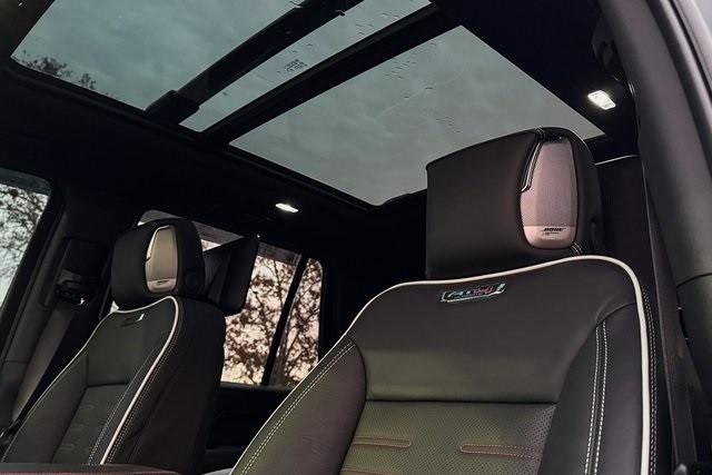 GMC Yukon Vehicle Full-screen Gallery Image 26