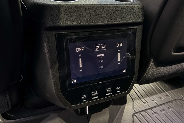 GMC Yukon Vehicle Full-screen Gallery Image 33