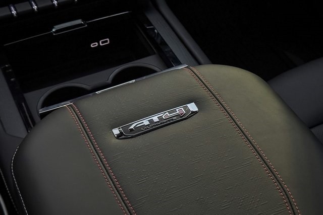 GMC Yukon Vehicle Full-screen Gallery Image 36