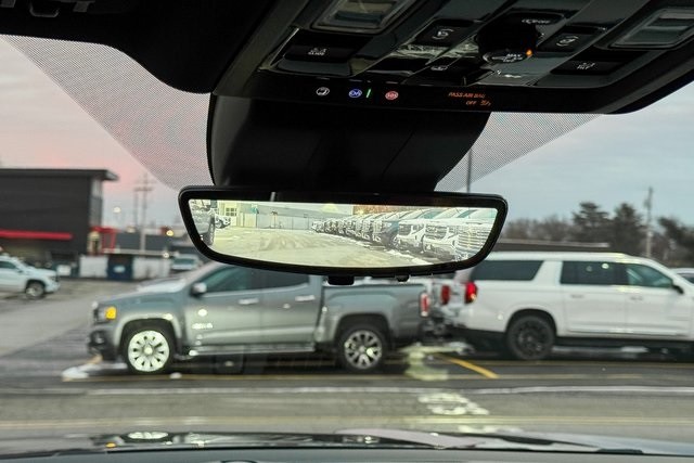 GMC Yukon Vehicle Full-screen Gallery Image 37