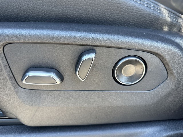 GMC Sierra 1500 Vehicle Full-screen Gallery Image 12