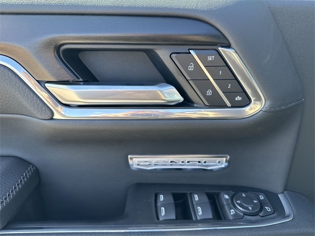 GMC Sierra 1500 Vehicle Full-screen Gallery Image 13