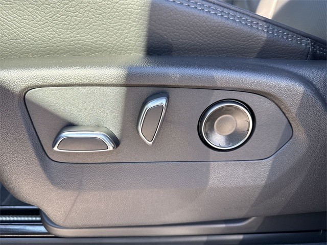 GMC Sierra 1500 Vehicle Full-screen Gallery Image 12