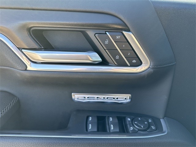 GMC Sierra 1500 Vehicle Full-screen Gallery Image 13