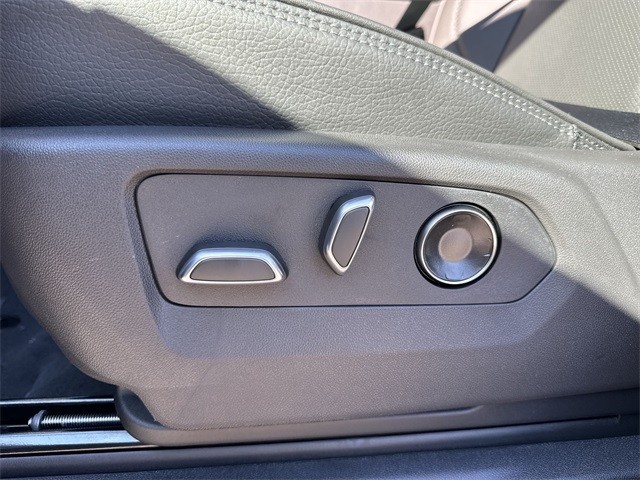 GMC Sierra 1500 Vehicle Full-screen Gallery Image 12