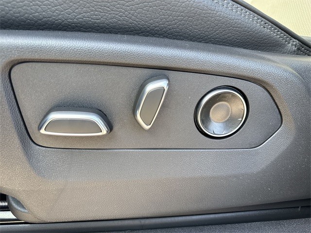 GMC Sierra 1500 Vehicle Full-screen Gallery Image 12