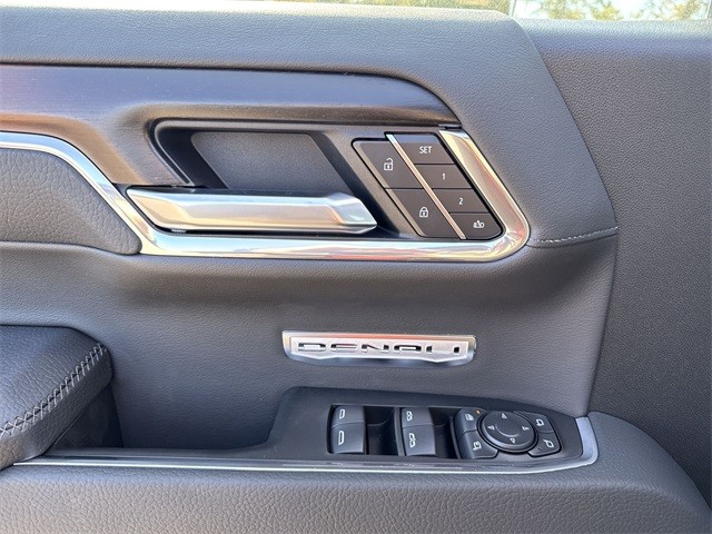 GMC Sierra 1500 Vehicle Full-screen Gallery Image 13