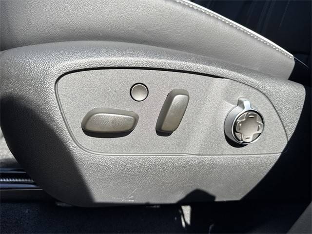 Buick Enclave Vehicle Full-screen Gallery Image 12