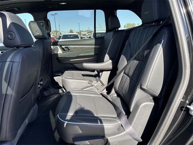 Buick Enclave Vehicle Full-screen Gallery Image 23