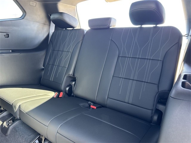 Buick Enclave Vehicle Full-screen Gallery Image 24