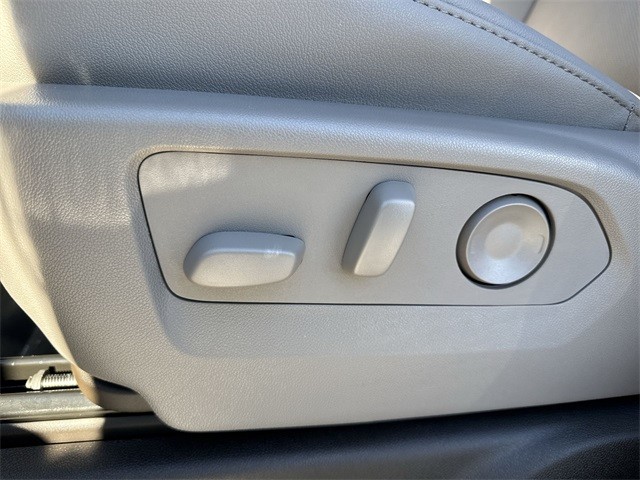 GMC Sierra 1500 Vehicle Full-screen Gallery Image 12