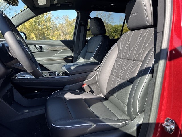 Buick Enclave Vehicle Full-screen Gallery Image 11