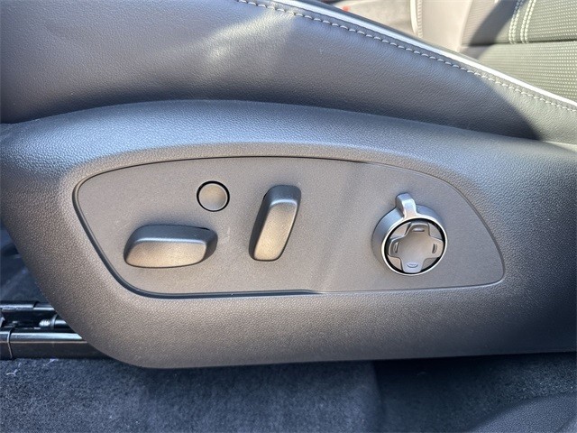 Buick Enclave Vehicle Full-screen Gallery Image 12