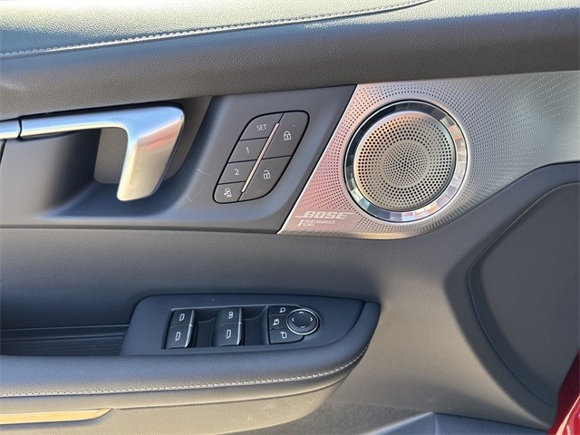 Buick Enclave Vehicle Full-screen Gallery Image 13