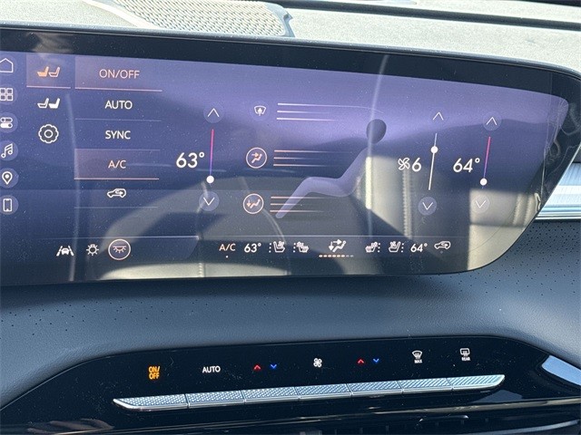 Buick Enclave Vehicle Full-screen Gallery Image 19