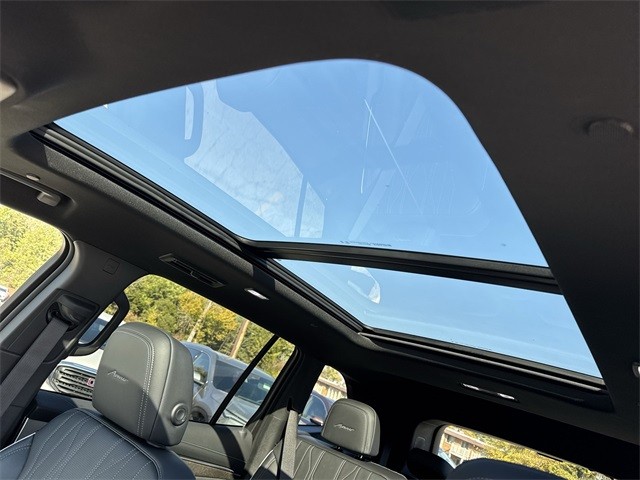 Buick Enclave Vehicle Full-screen Gallery Image 22