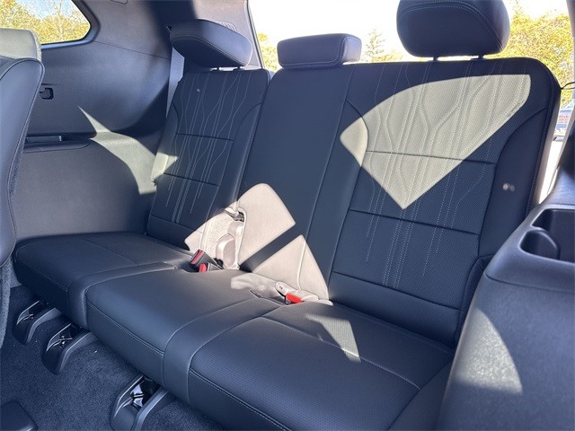 Buick Enclave Vehicle Full-screen Gallery Image 24