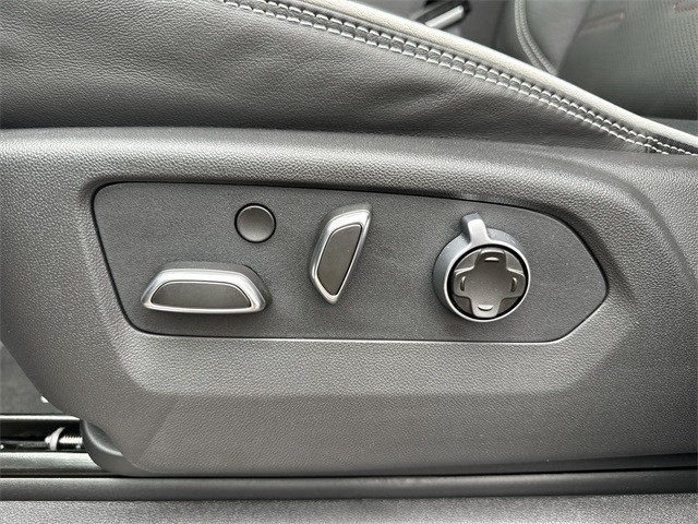 GMC Sierra 1500 Vehicle Full-screen Gallery Image 12