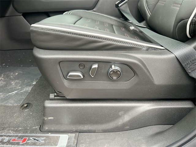 GMC Sierra 1500 Vehicle Full-screen Gallery Image 12