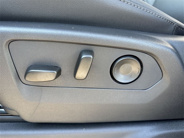 GMC Sierra 1500 Vehicle Full-screen Gallery Image 12