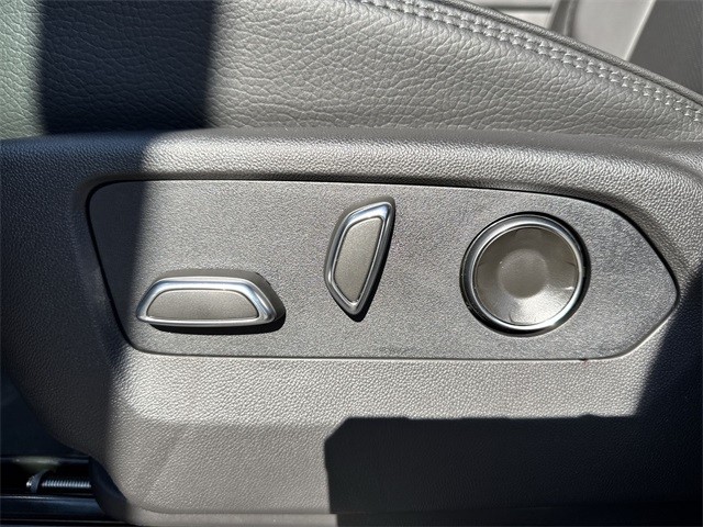 GMC Sierra 1500 Vehicle Full-screen Gallery Image 12