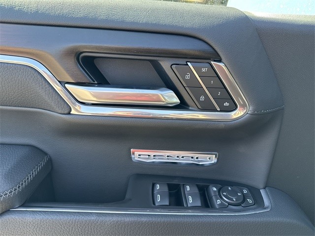 GMC Sierra 1500 Vehicle Full-screen Gallery Image 13