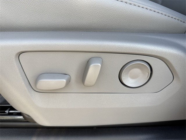 GMC Sierra 1500 Vehicle Full-screen Gallery Image 12