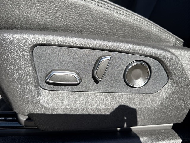 GMC Sierra 2500HD Vehicle Full-screen Gallery Image 12