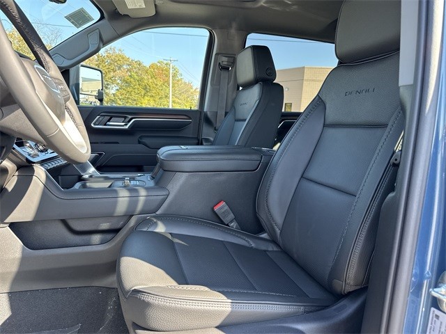 GMC Sierra 2500HD Vehicle Full-screen Gallery Image 11